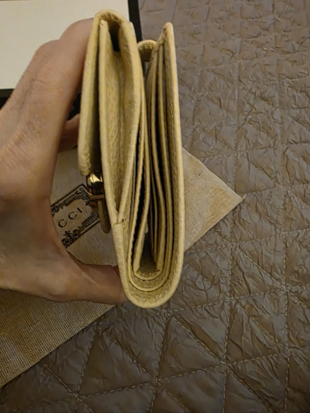 Gucci Interlocking G Bifold Wallet in a beige/LIKE NEW CONDITION/ FULL INCLUSION - Picture 5 of 13